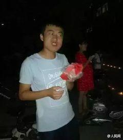 求婚现场一个吃瓜群众,浪漫求婚瞬间，围观群众见证甜蜜时刻